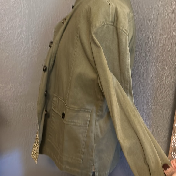 EVEREVE | Peyton Jensen Utility Jacket w/ Leopard Lining - Picture 6 of 8